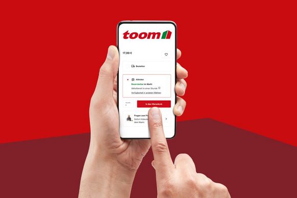 Person benutzt Smartphone